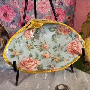 DECOUPAGE CLAM SHELL DECOUPAGE FLOWERS ON A CLAM SHELL
